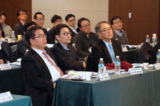 30일 서울 양재동 더케이호텔에서 열린 4차 산업혁명 기술과 원전안전성 워크숍에서 이종호 한국수력원자력 기술본부장(왼쪽 첫번째) 등 전문가들이 특강을 듣고 있다. <한수원 제공>